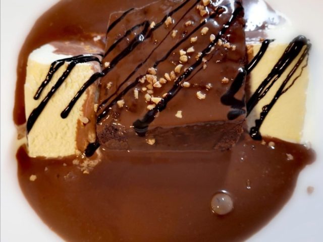 brownie con chocolate caliente y heladoIMG-20211018-WA0109